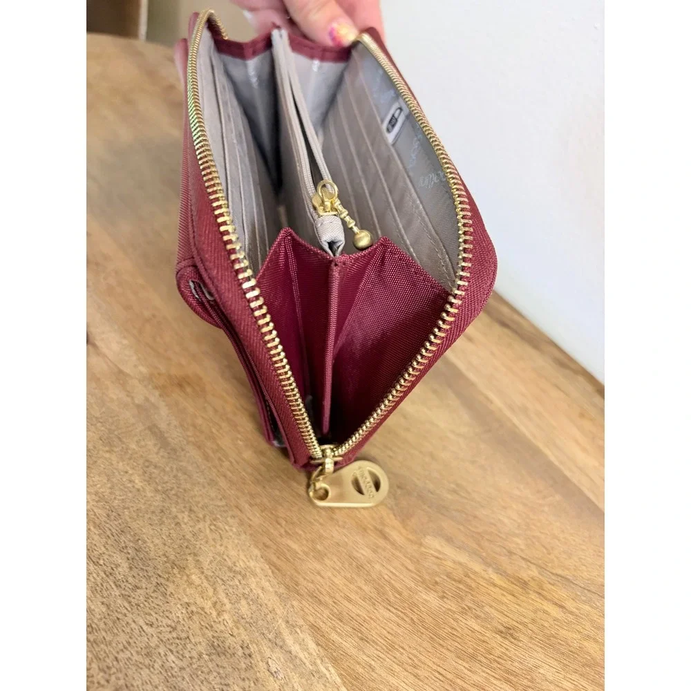 Baggallini zip around